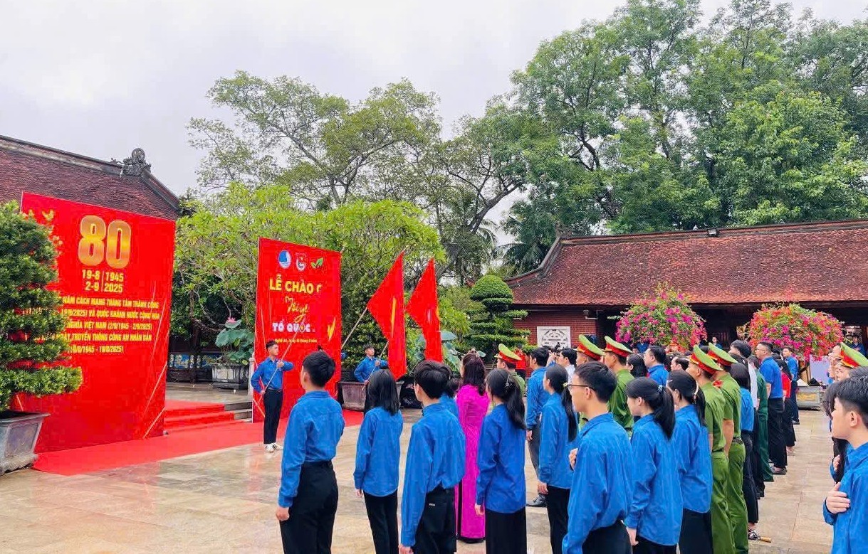 Rực rỡ cờ đỏ sao vàng trên quê hương cách mạng Nghệ An