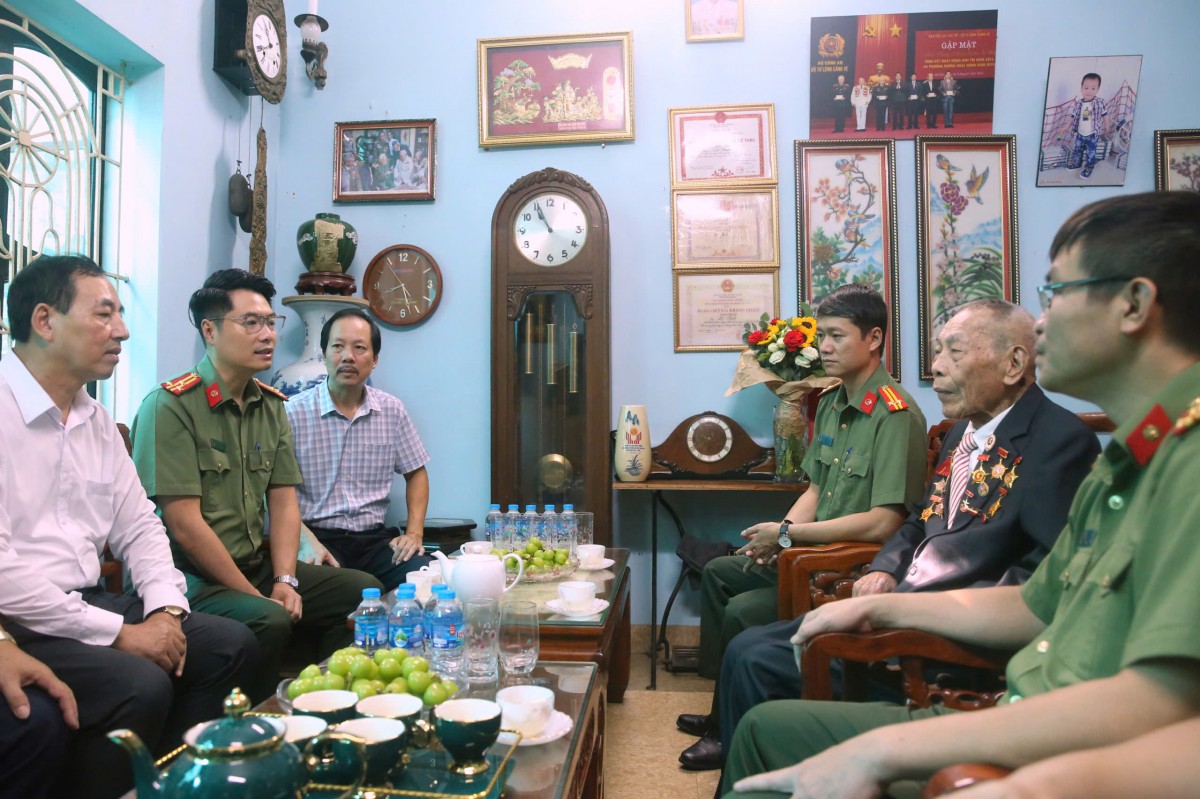 Công an Thủ đô tạo điều kiện để cựu chiến binh dự lễ kỷ niệm Quốc khánh 2/9 Công an Thủ đô tạo điều kiện để cựu chiến binh dự lễ kỷ niệm Quốc khánh 2/9