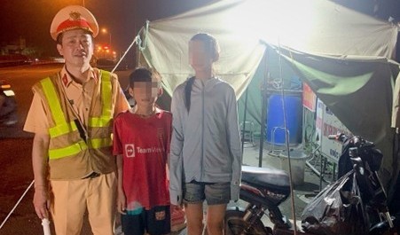 Hai chị em bị lạc đường khi đi xe điện từ Thanh Hóa ra Thủ đô xem diễu binh