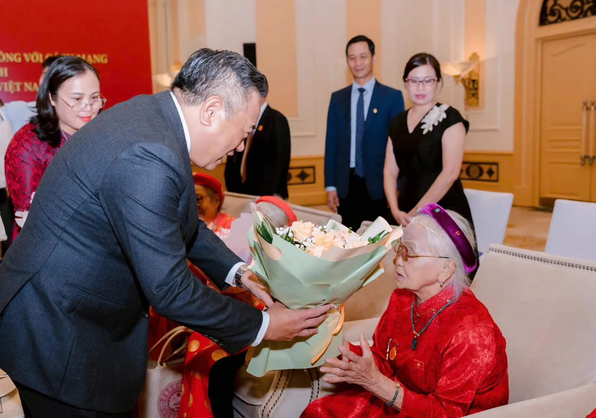 Chủ tịch UBND thành phố Hà Nội Trần Sỹ Thanh gặp mặt người có công tiêu biểu dự Đại lễ A80 Chủ tịch UBND thành phố Hà Nội Trần Sỹ Thanh gặp mặt người có công tiêu biểu dự Đại lễ A80