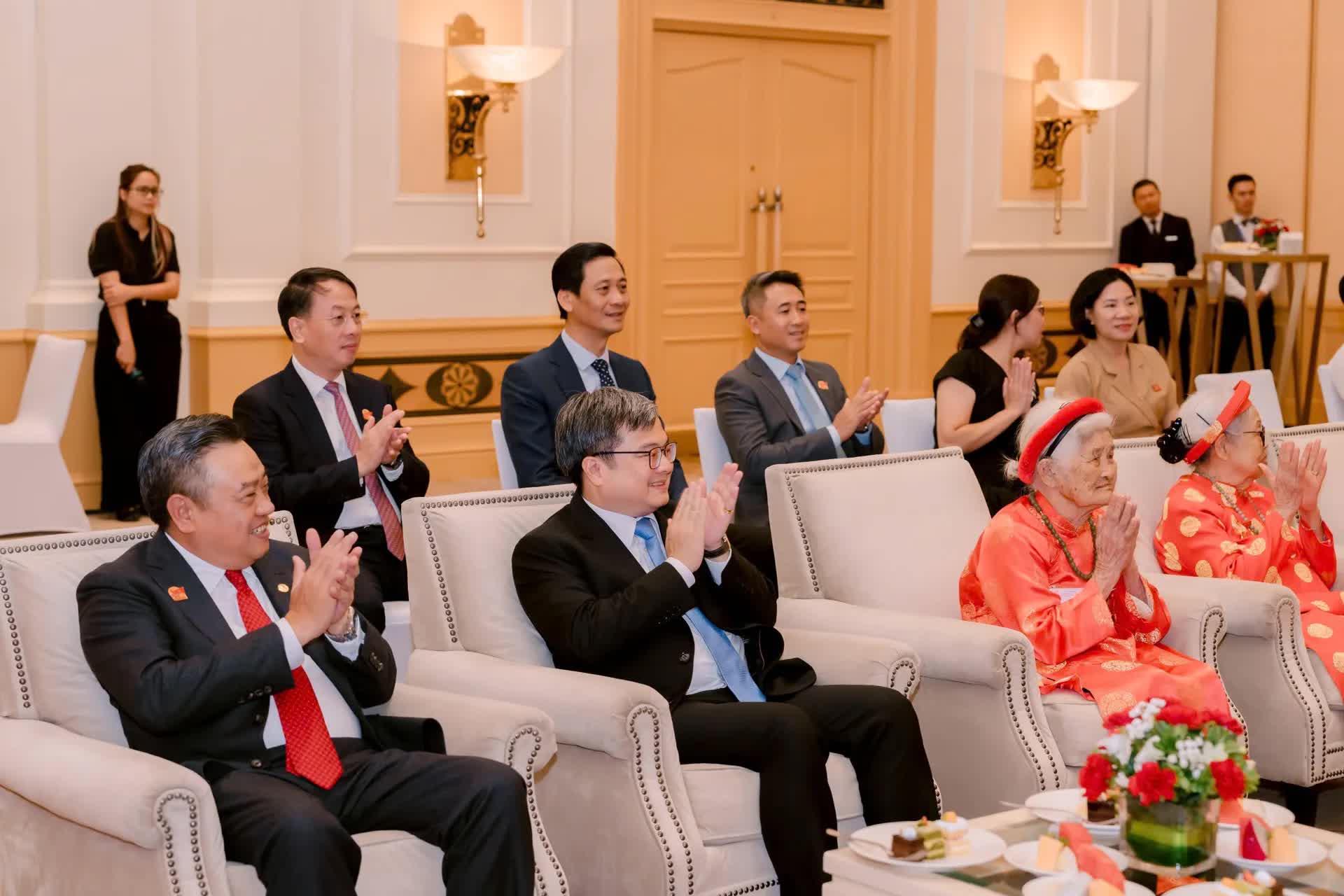 Chủ tịch UBND thành phố Hà Nội Trần Sỹ Thanh gặp mặt người có công tiêu biểu dự Đại lễ A80 Chủ tịch UBND thành phố Hà Nội Trần Sỹ Thanh gặp mặt người có công tiêu biểu dự Đại lễ A80