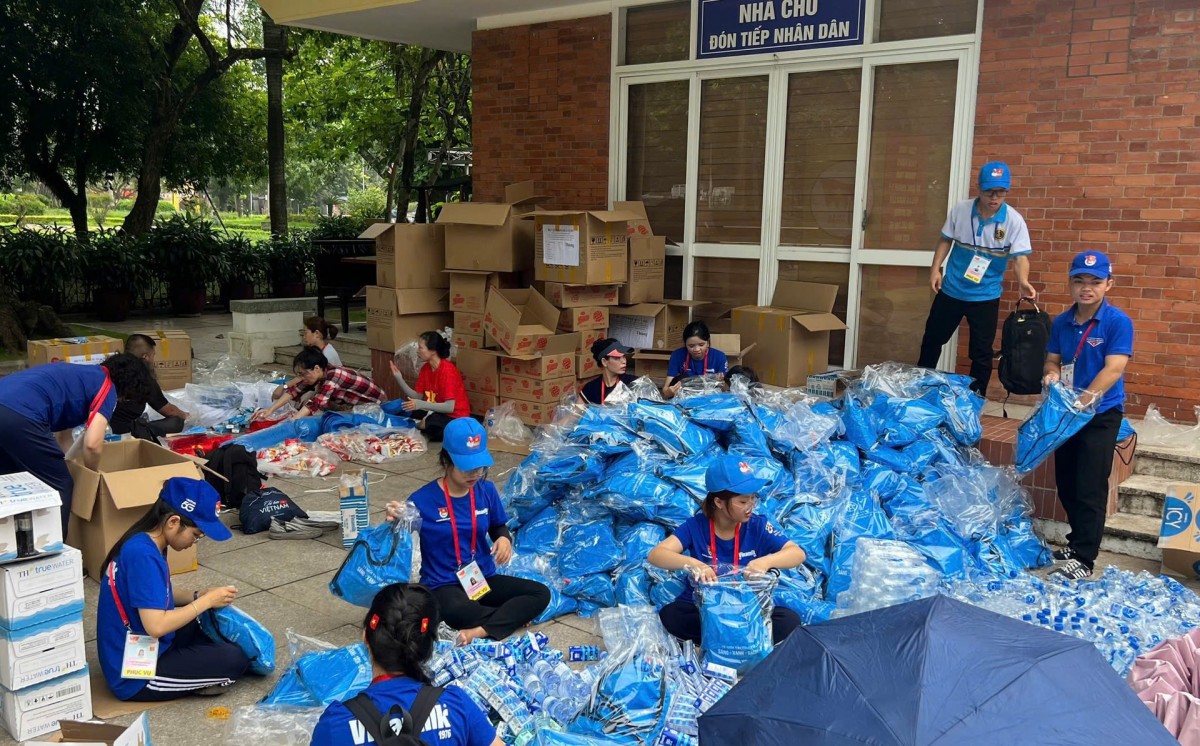 Đến 18h chiều nay (1/9), từng gói quà tặng đại biểu đã được sắp xếp ngay ngắn trên ghế, bọc cẩn thận, thể hiện sự chu đáo và tỉ mỉ. Đây là kết quả của quá trình chuẩn bị kỹ lưỡng thông qua các buổi sơ duyệt và tổng duyệt từ những ngày trước đó. Đến 18h chiều nay (1/9), từng gói quà tặng đại biểu đã được sắp xếp ngay ngắn trên ghế, bọc cẩn thận, thể hiện sự chu đáo và tỉ mỉ. Đây là kết quả của quá trình chuẩn bị kỹ lưỡng thông qua các buổi sơ duyệt và tổng duyệt từ những ngày trước đó.