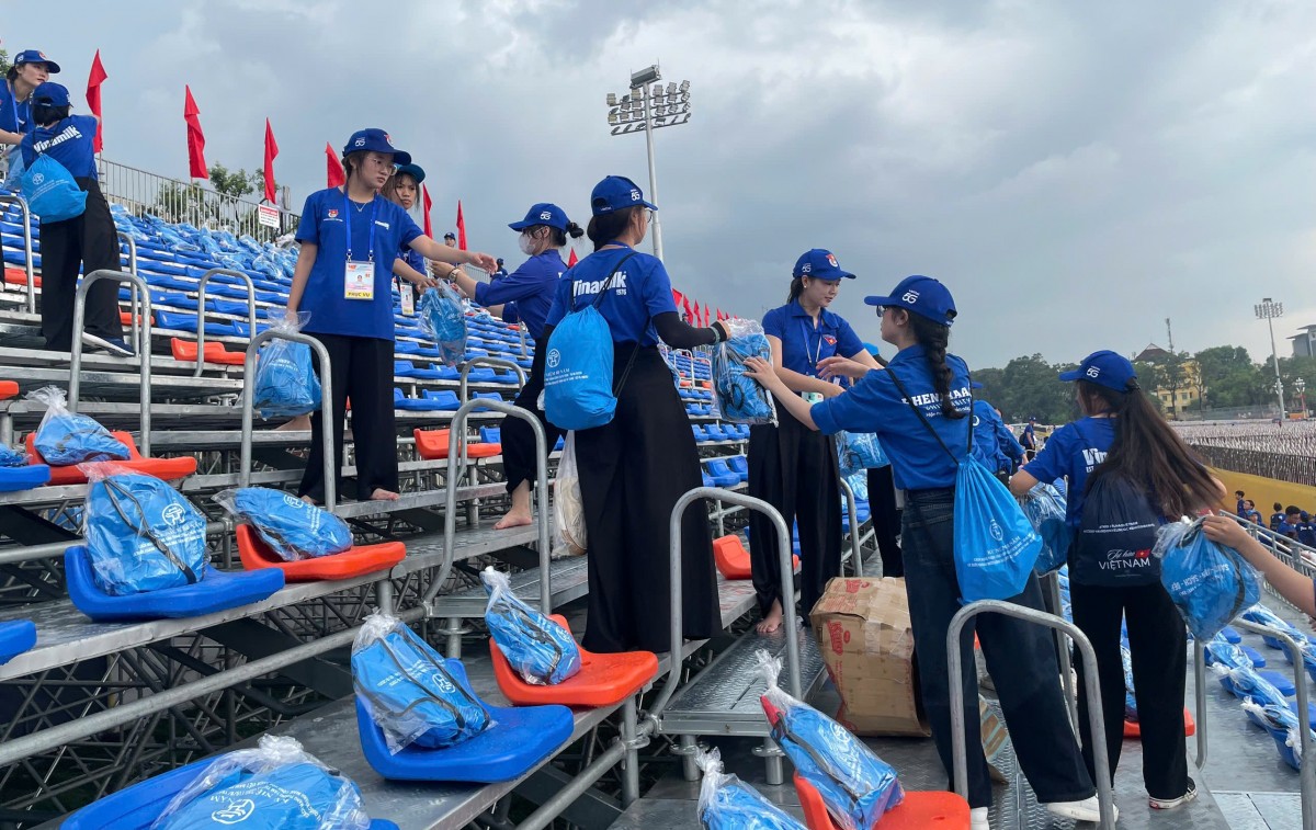 Tình nguyện viên với tinh thần “đến trước, về sau” tại sự kiện A80 Tình nguyện viên với tinh thần “đến trước, về sau” tại sự kiện A80