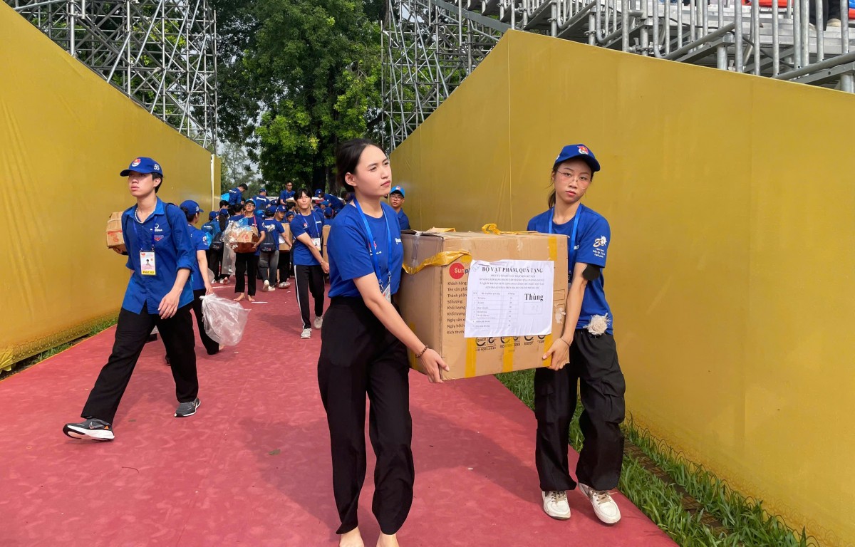 Ngoài chương trình chung, những tình nguyện viên làm việc ở khu vực khán đài còn tham gia các buổi tập huấn riêng với những lưu ý đặc biệt về văn hóa giao tiếp, tác phong ứng xử, kỹ năng ngoại ngữ và kiến thức lịch sử. Điều này giúp các bạn sẵn sàng làm việc với cường độ và áp lực rất cao. Ngoài chương trình chung, những tình nguyện viên làm việc ở khu vực khán đài còn tham gia các buổi tập huấn riêng với những lưu ý đặc biệt về văn hóa giao tiếp, tác phong ứng xử, kỹ năng ngoại ngữ và kiến thức lịch sử. Điều này giúp các bạn sẵn sàng làm việc với cường độ và áp lực rất cao.