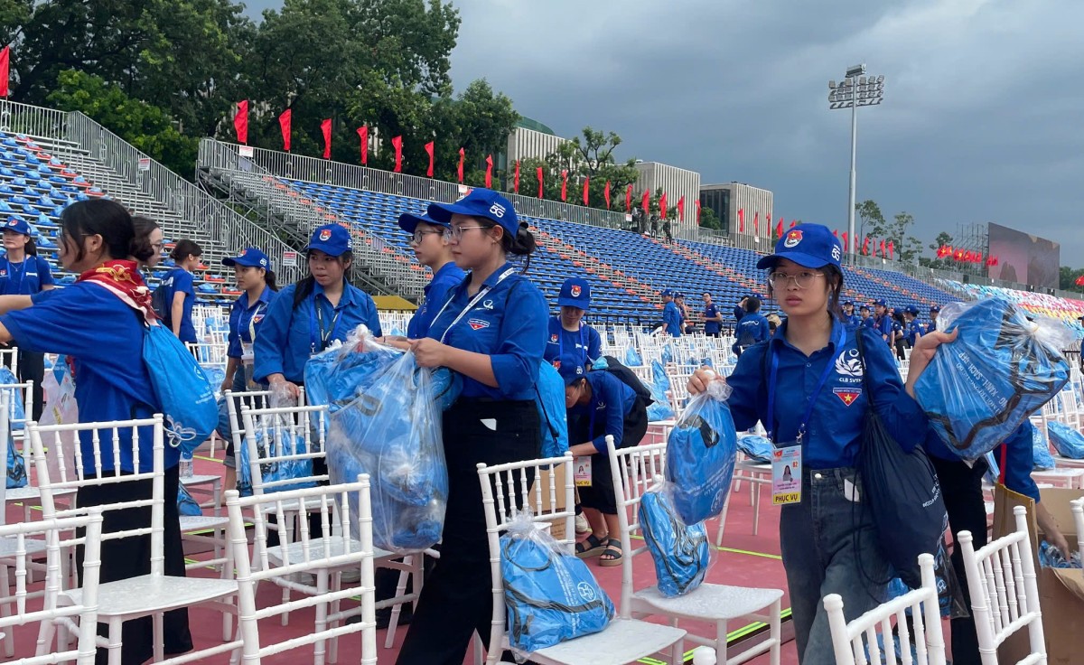 Đây là một nhiệm vụ đòi hỏi sự kỷ luật, trách nhiệm và tác phong chuyên nghiệp, nhằm bảo đảm sự trang nghiêm của sự kiện. Để có mặt tại đây, các bạn đã trải qua nhiều vòng tuyển chọn và tập huấn kỹ lưỡng. Đây là một nhiệm vụ đòi hỏi sự kỷ luật, trách nhiệm và tác phong chuyên nghiệp, nhằm bảo đảm sự trang nghiêm của sự kiện. Để có mặt tại đây, các bạn đã trải qua nhiều vòng tuyển chọn và tập huấn kỹ lưỡng.