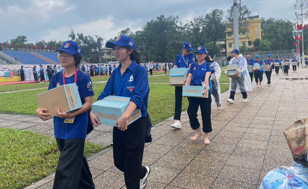 Trong ngày Đại lễ, tình nguyện viên xác định sẽ làm việc gần 20 giờ liên tục, ăn ngủ tại nơi diễn ra sự kiện. Tinh thần “đến trước, về sau” luôn được các bạn đề cao: Có mặt trước đại biểu 30 phút và ở lại dọn dẹp vệ sinh khán đài sau khi chương trình kết thúc, giữ gìn sự tôn nghiêm trước Lăng Chủ tịch Hồ Chí Minh. Trong ngày Đại lễ, tình nguyện viên xác định sẽ làm việc gần 20 giờ liên tục, ăn ngủ tại nơi diễn ra sự kiện. Tinh thần “đến trước, về sau” luôn được các bạn đề cao: Có mặt trước đại biểu 30 phút và ở lại dọn dẹp vệ sinh khán đài sau khi chương trình kết thúc, giữ gìn sự tôn nghiêm trước Lăng Chủ tịch Hồ Chí Minh.