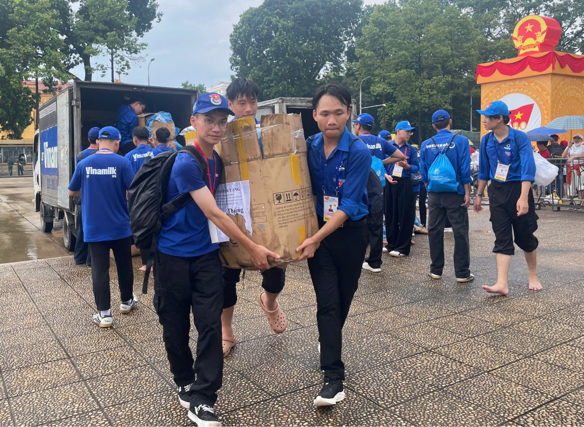 800 bạn được tuyển chọn đặc biệt để trực tiếp làm việc tại Quảng trường Ba Đình, nơi diễn ra các hoạt động chính thức. Các tình nguyện viên này đến từ Đại học Giao thông Vận tải và Đại học Phenikaa. 800 bạn được tuyển chọn đặc biệt để trực tiếp làm việc tại Quảng trường Ba Đình, nơi diễn ra các hoạt động chính thức. Các tình nguyện viên này đến từ Đại học Giao thông Vận tải và Đại học Phenikaa.