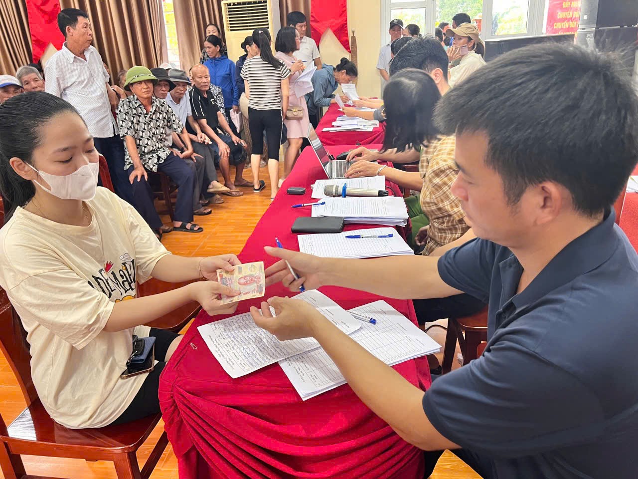 Kiều Phú: 130 hộ dân bị cô lập do mưa bão được cán bộ đến tận nhà trao quà Tết độc lập Kiều Phú: 130 hộ dân bị cô lập do mưa bão được cán bộ đến tận nhà trao quà Tết độc lập