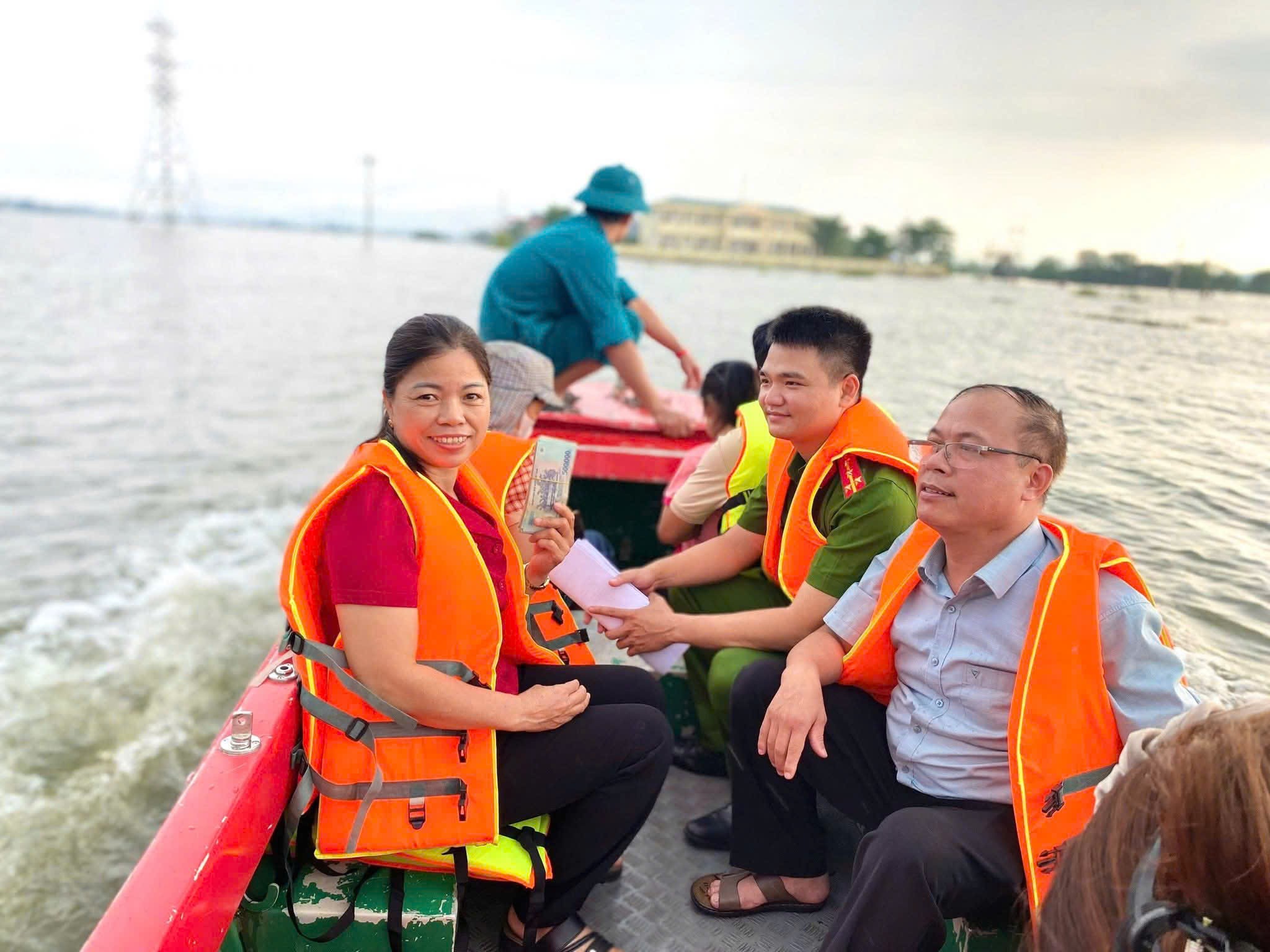 Kiều Phú: 130 hộ dân bị cô lập do mưa bão được cán bộ đến tận nhà trao quà Tết độc lập Kiều Phú: 130 hộ dân bị cô lập do mưa bão được cán bộ đến tận nhà trao quà Tết độc lập