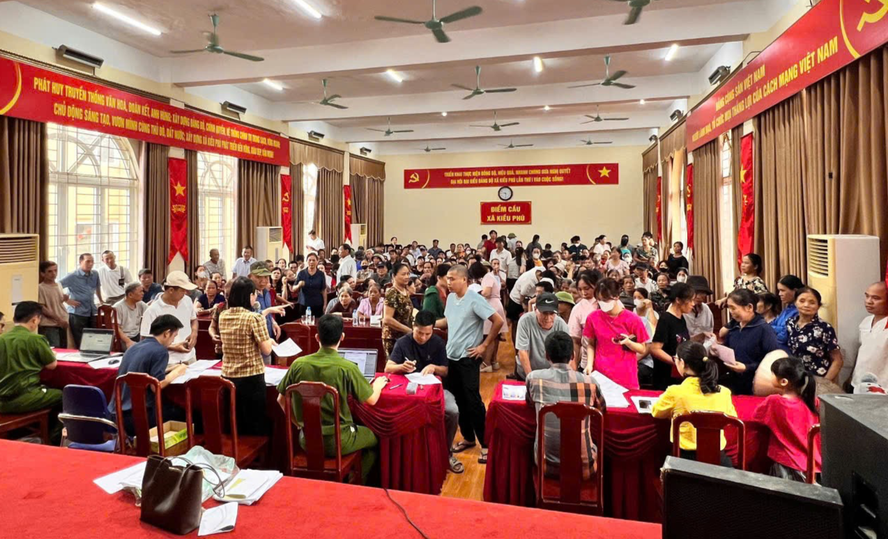 Kiều Phú: 130 hộ dân bị cô lập do mưa bão được cán bộ đến tận nhà trao quà Tết độc lập Kiều Phú: 130 hộ dân bị cô lập do mưa bão được cán bộ đến tận nhà trao quà Tết độc lập