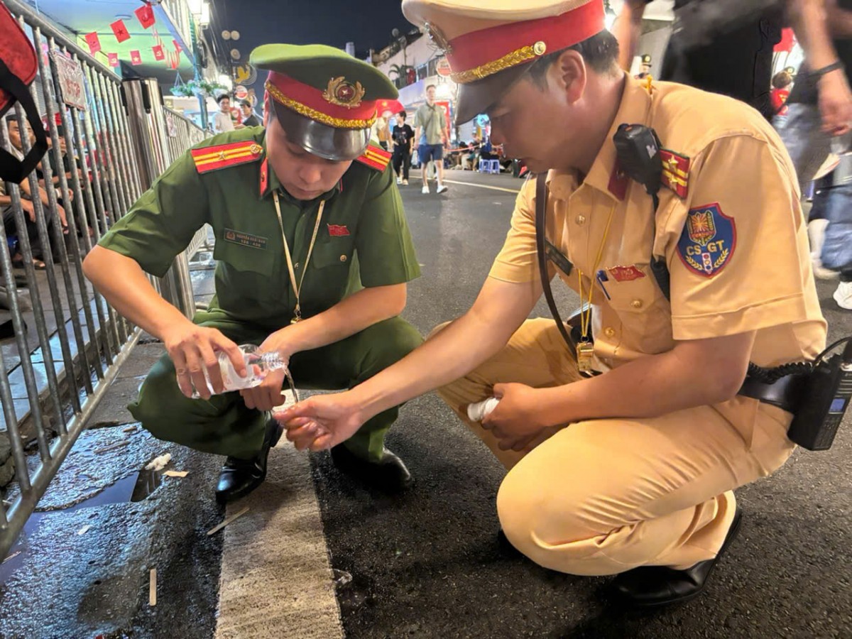 Kịp thời cứu một phụ nữ lên cơn co giật tại khu vực chờ xem diễu binh