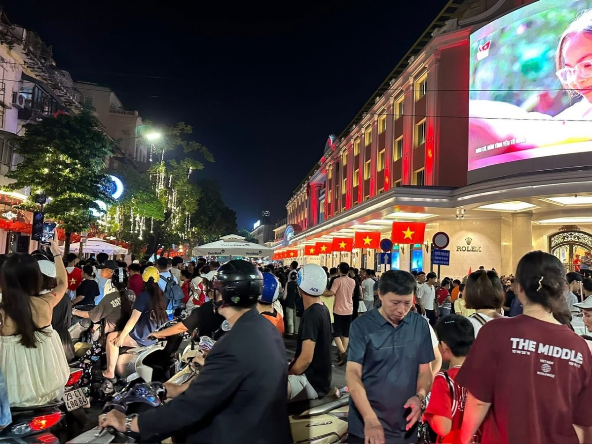 Biển người chờ xem diễu binh, diễu hành