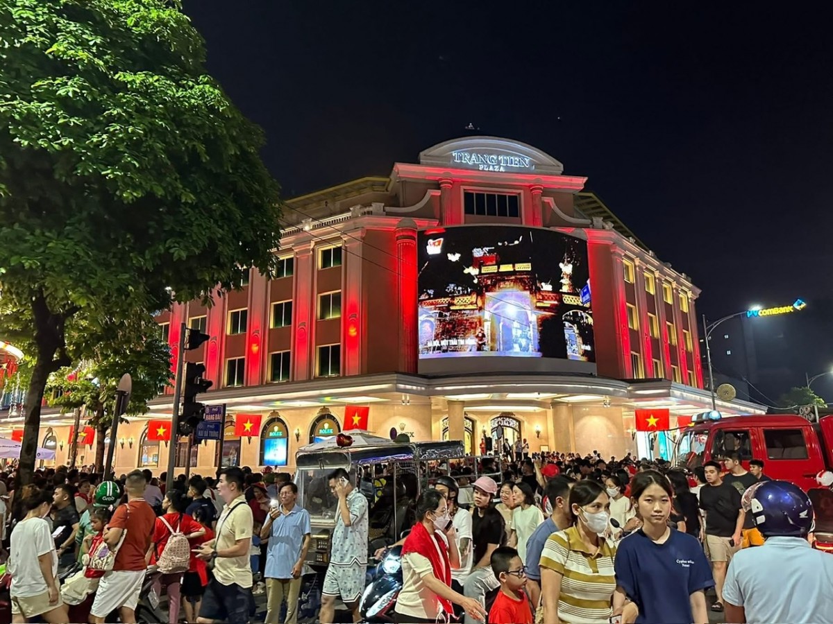 Biển người chờ xem diễu binh, diễu hành