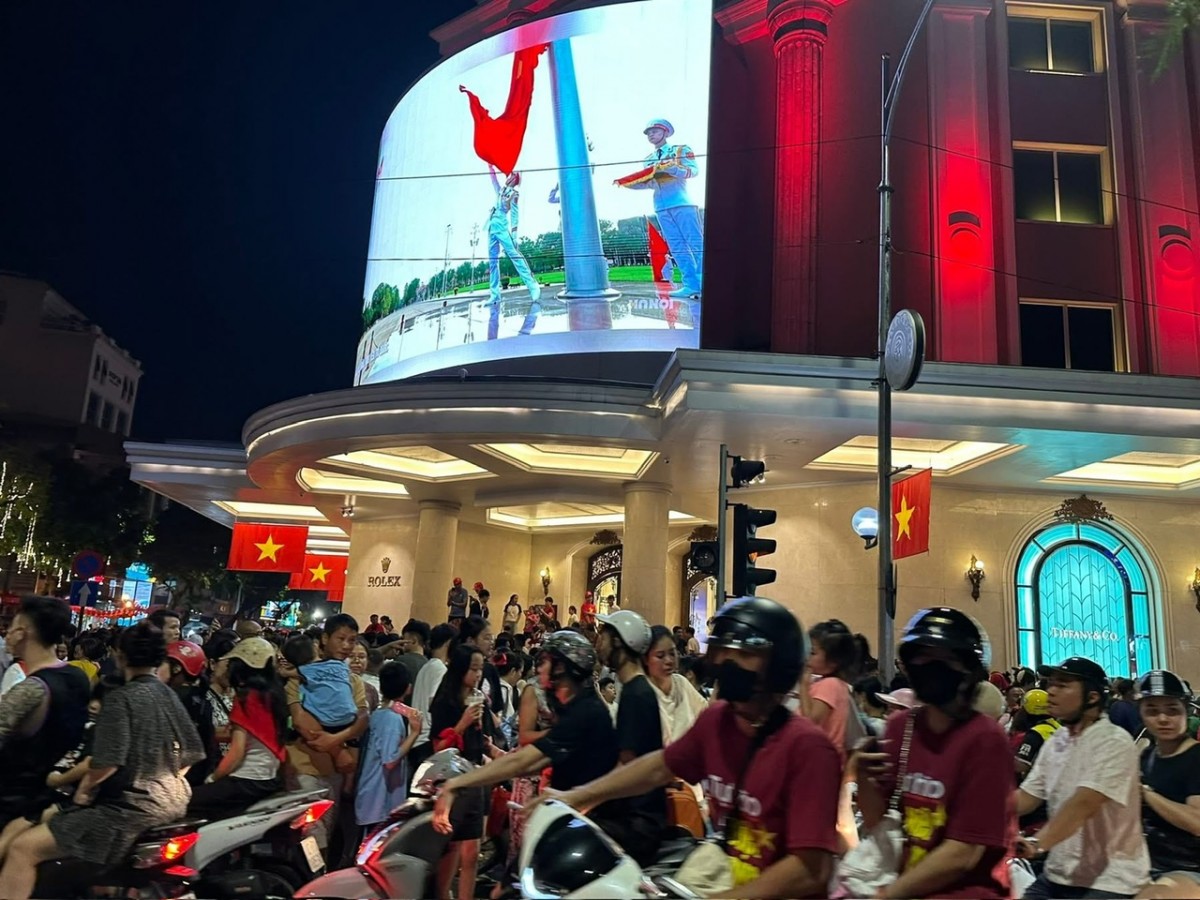 Biển người chờ xem diễu binh, diễu hành