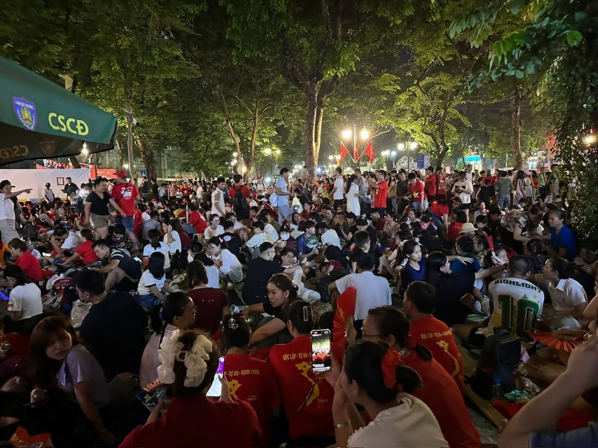 Biển người chờ xem diễu binh, diễu hành