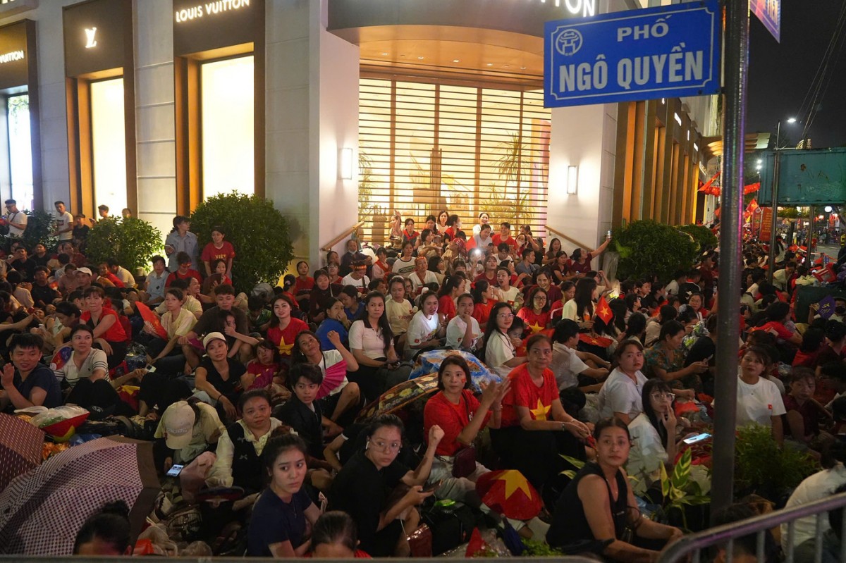 Biển người đổ về Tràng Tiền, Tràng Thi, Ngô Quyền... chờ xem diễu binh, diễu hành