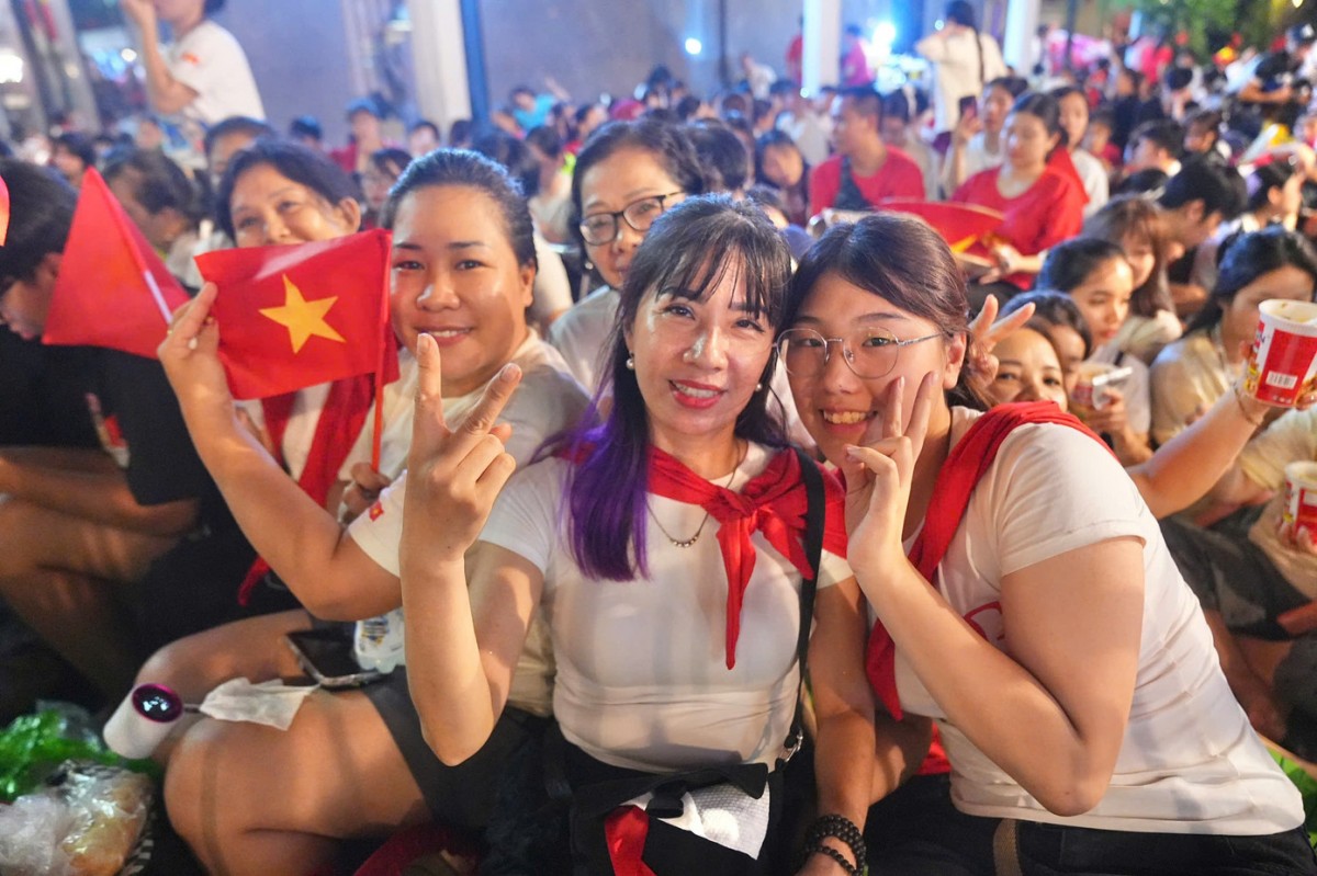 Biển người chờ xem diễu binh, diễu hành