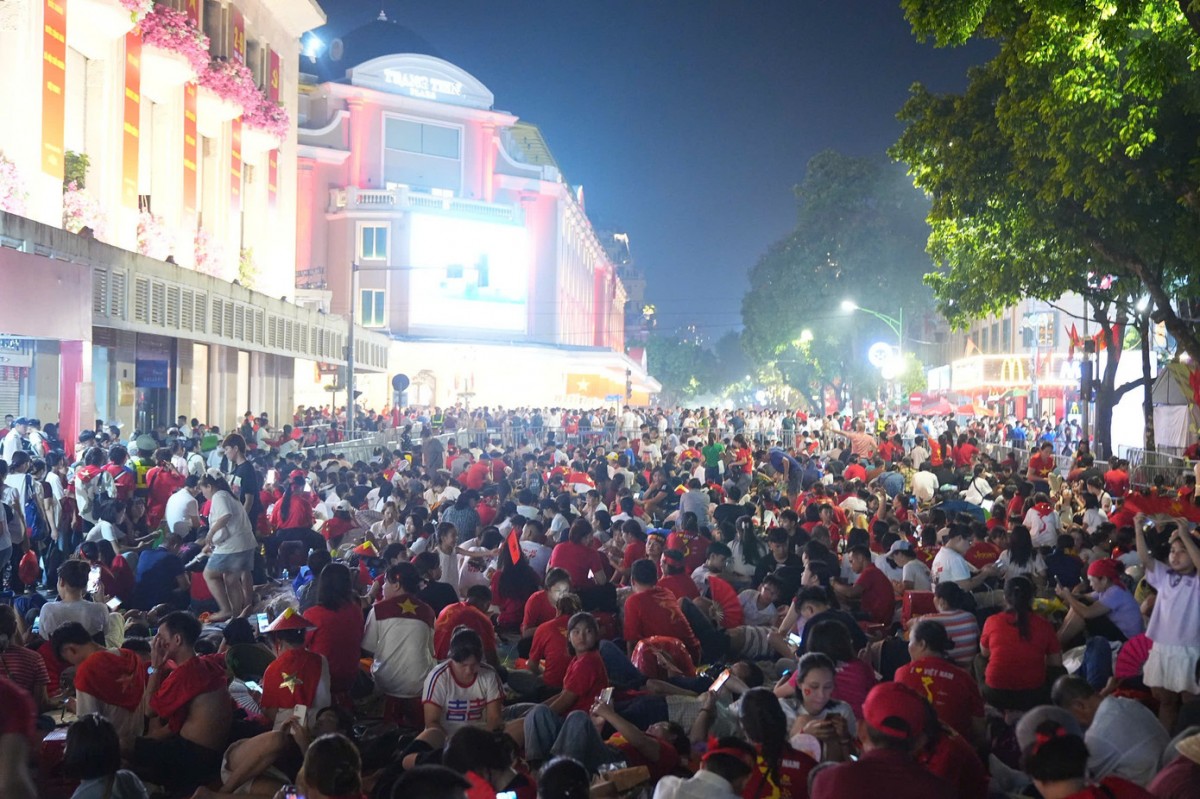 Biển người chờ xem diễu binh, diễu hành