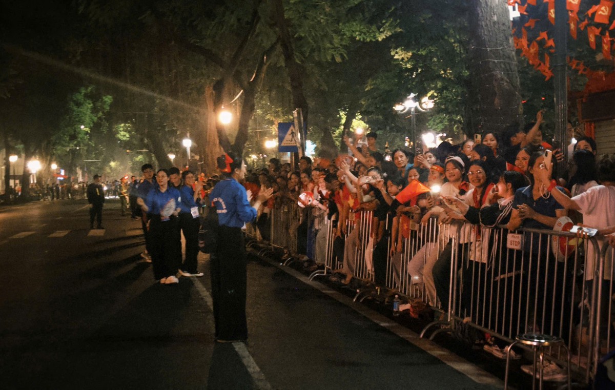 Dưới ánh đèn, màu áo xanh của đoàn viên, thanh niên tình nguyện Thủ đô trở nên nổi bật. Dưới ánh đèn, màu áo xanh của đoàn viên, thanh niên tình nguyện Thủ đô trở nên nổi bật.