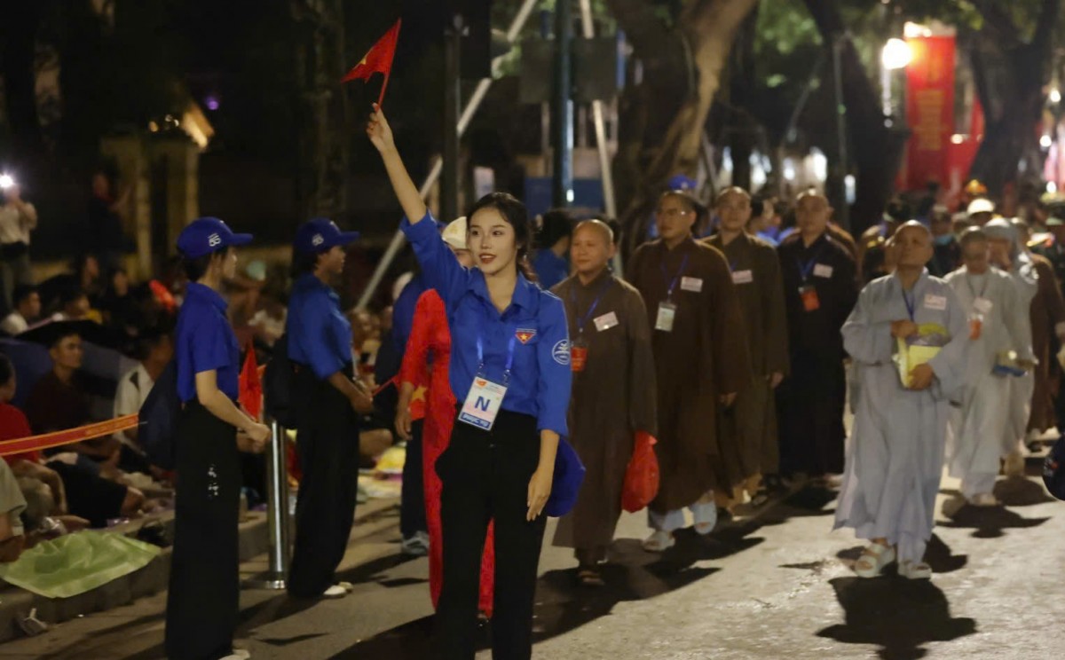 Tinh thần và ý chí chung của thanh niên tình nguyện Thủ đô trong ngày kỷ niệm trọng đại của dân tộc, mang trong mình “dòng máu lạc hồng”, với tình yêu nước nồng nàn, có khát vọng cháy bỏng là được cống hiến cho Tổ quốc. Tinh thần và ý chí chung của thanh niên tình nguyện Thủ đô trong ngày kỷ niệm trọng đại của dân tộc, mang trong mình “dòng máu lạc hồng”, với tình yêu nước nồng nàn, có khát vọng cháy bỏng là được cống hiến cho Tổ quốc.