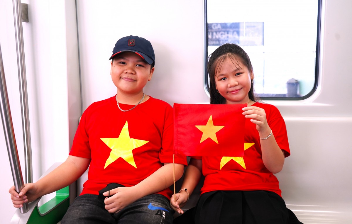 Sắc đỏ ngập tràn trên những chuyến tàu điện, xe buýt ngày Quốc khánh 2/9