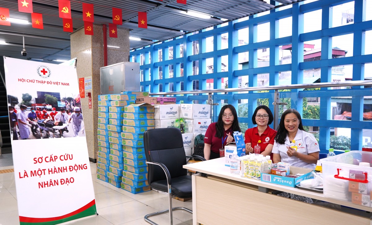 Sắc đỏ ngập tràn trên những chuyến tàu điện, xe buýt ngày Quốc khánh 2/9