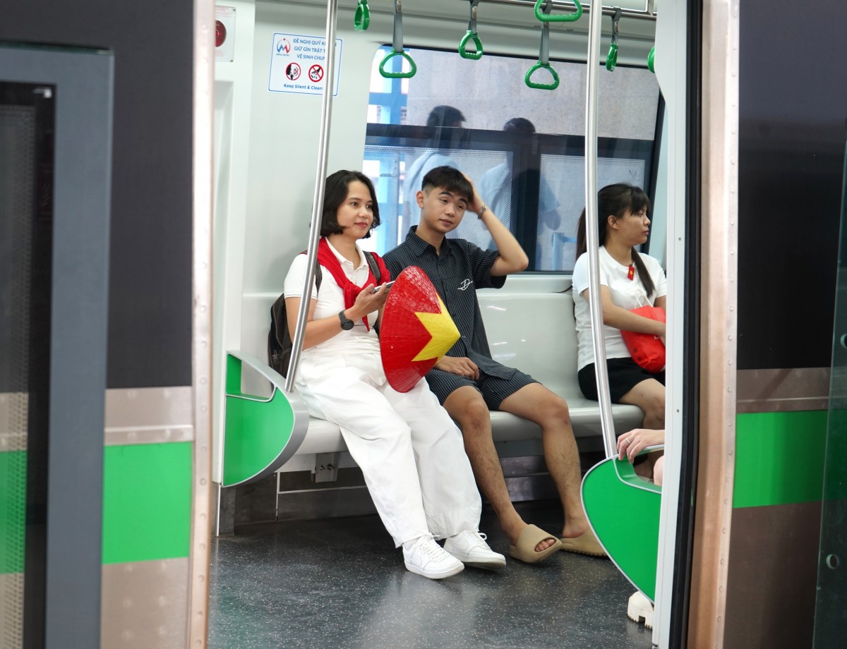 Sắc đỏ ngập tràn trên những chuyến tàu điện, xe buýt ngày Quốc khánh 2/9