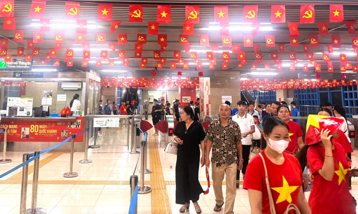 Sắc đỏ ngập tràn trên những chuyến tàu điện, xe buýt ngày Quốc khánh 2/9