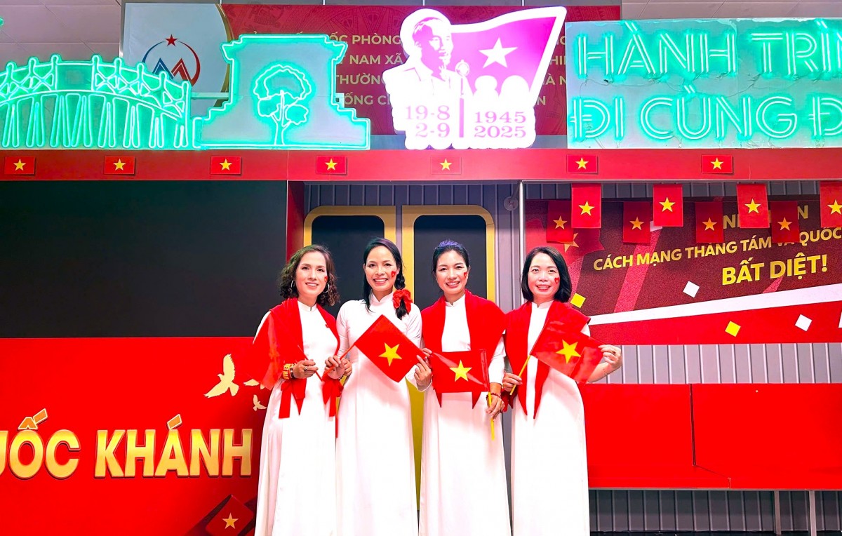 Sắc đỏ ngập tràn trên những chuyến tàu điện, xe buýt ngày Quốc khánh 2/9