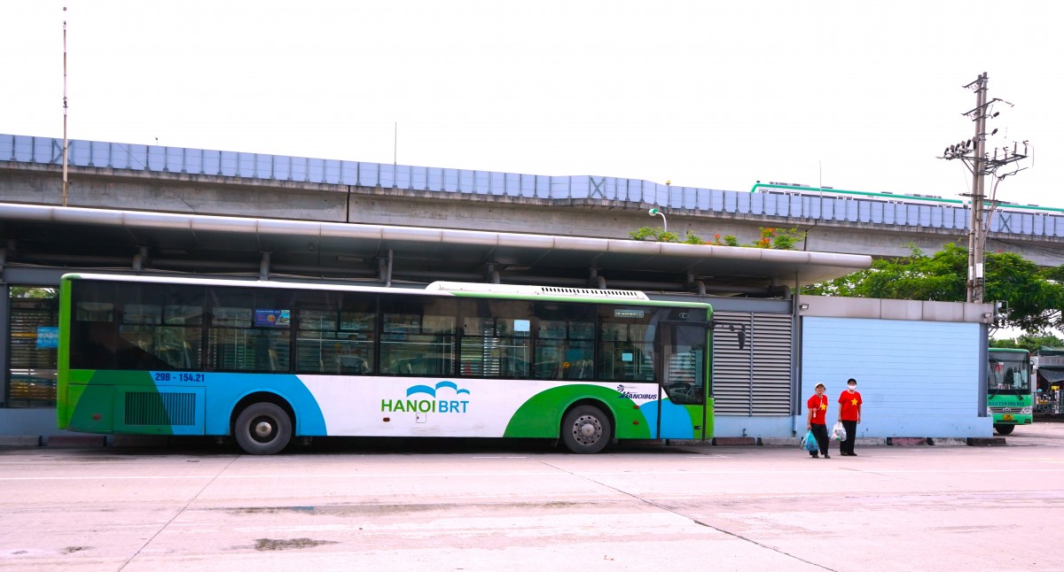 Sắc đỏ ngập tràn trên những chuyến tàu điện, xe buýt ngày Quốc khánh 2/9