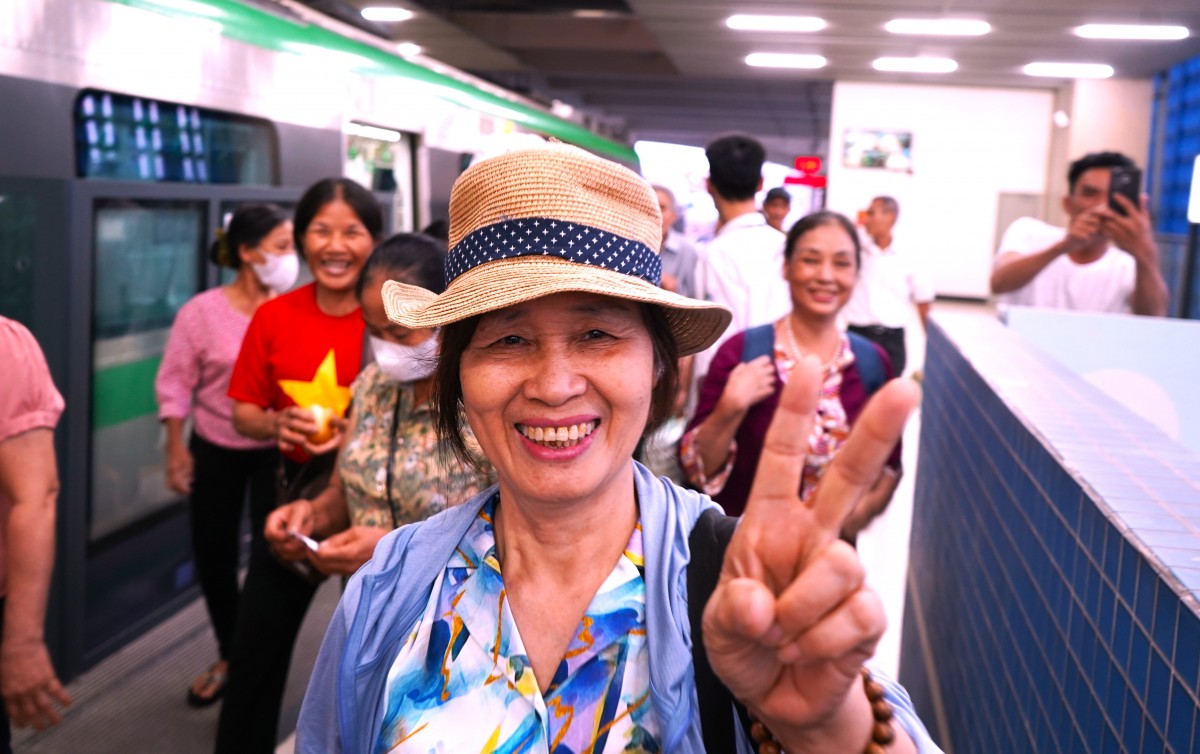 Sắc đỏ ngập tràn trên những chuyến tàu điện, xe buýt ngày Quốc khánh 2/9