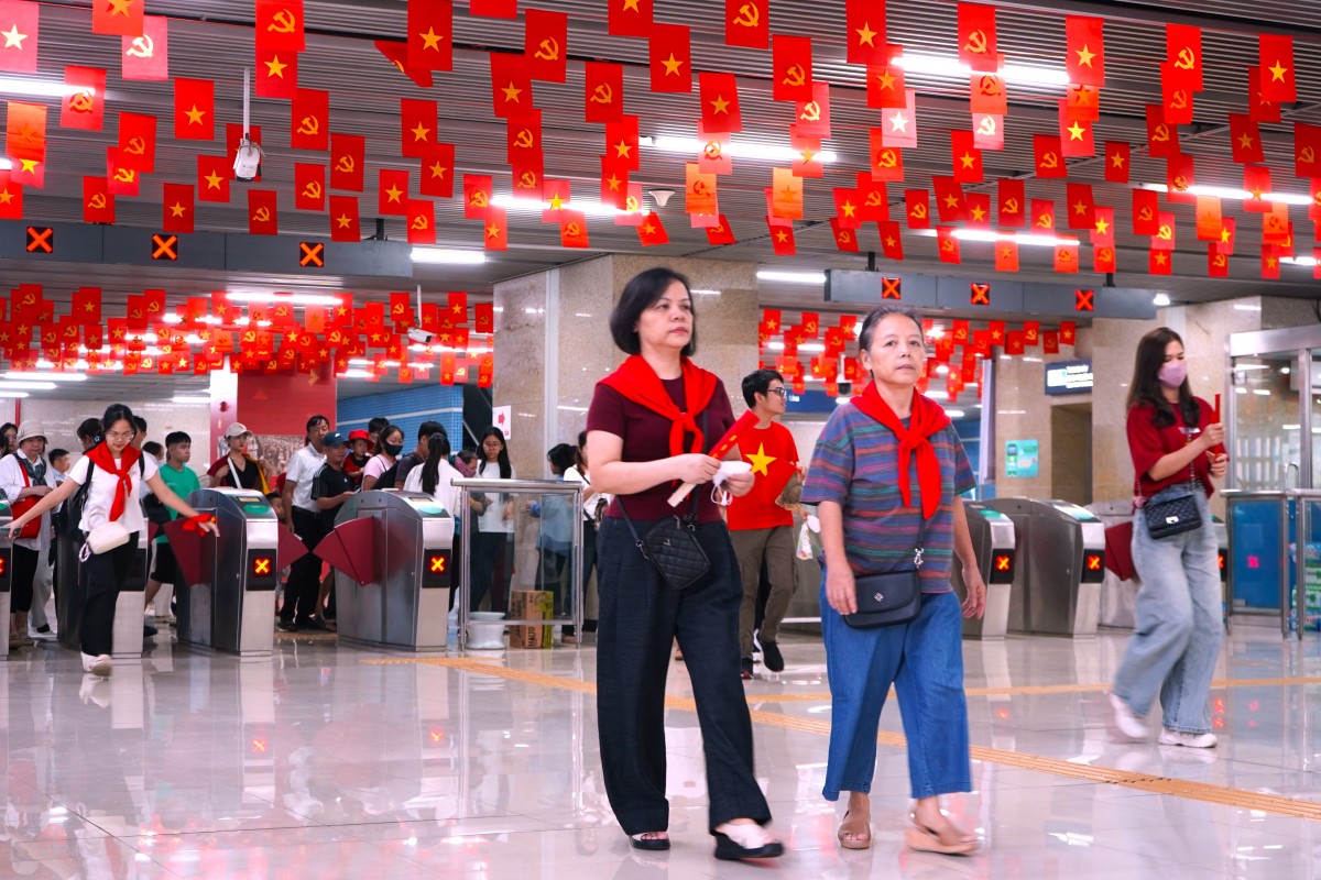 Sắc đỏ ngập tràn trên những chuyến tàu điện, xe buýt ngày Quốc khánh 2/9