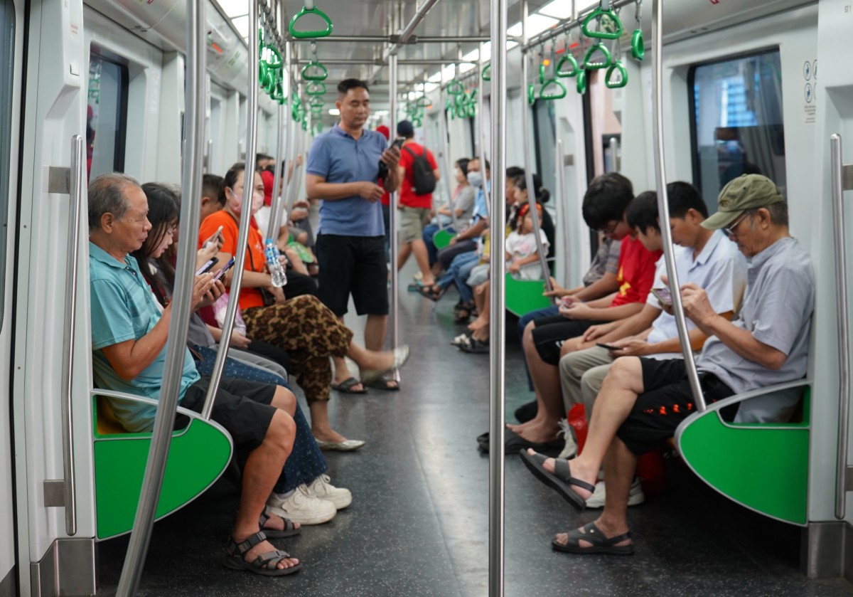 Sắc đỏ ngập tràn trên những chuyến tàu điện, xe buýt ngày Quốc khánh 2/9