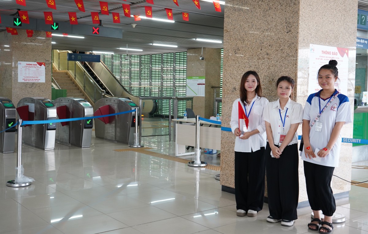 Sắc đỏ ngập tràn trên những chuyến tàu điện, xe buýt ngày Quốc khánh 2/9