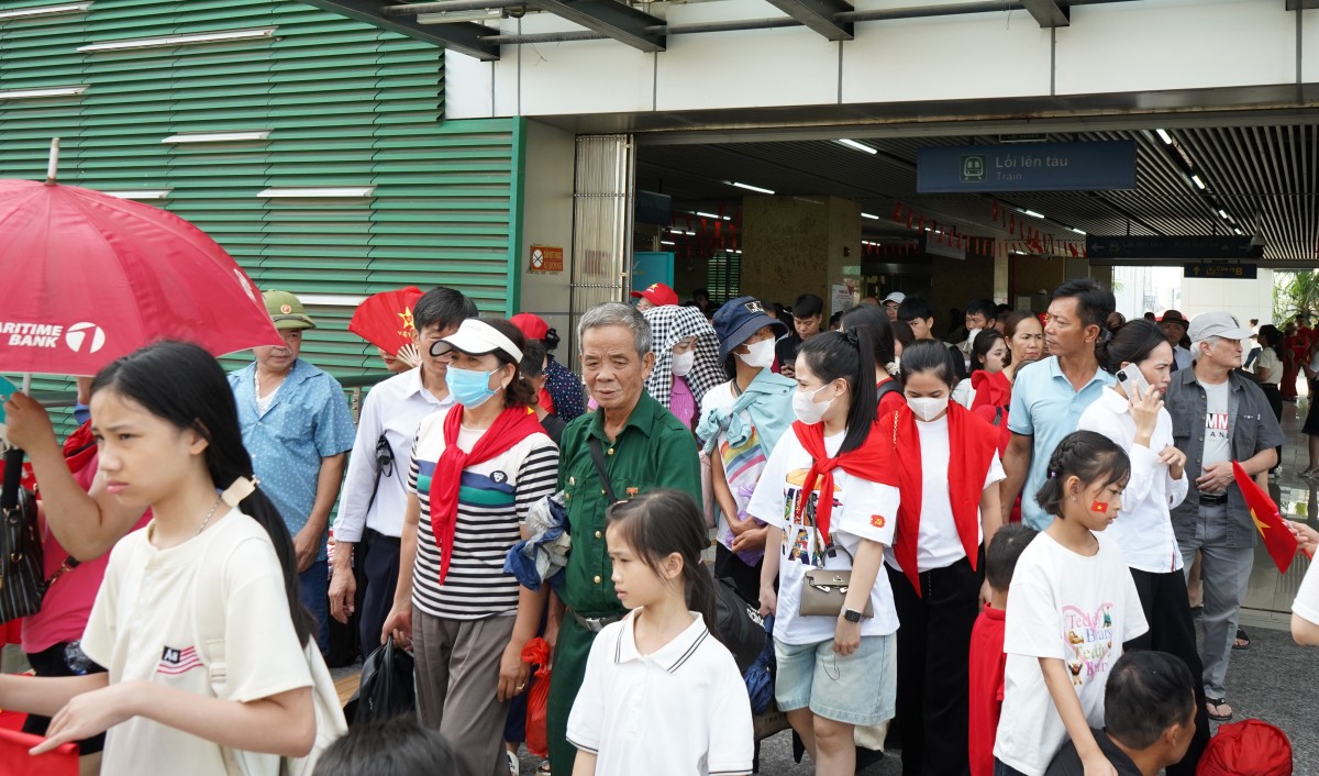 Sắc đỏ ngập tràn trên những chuyến tàu điện, xe buýt ngày Quốc khánh 2/9