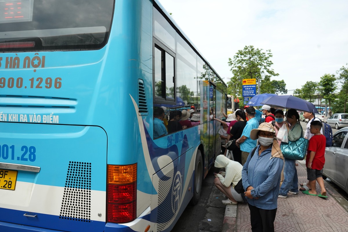 Sắc đỏ ngập tràn trên những chuyến tàu điện, xe buýt ngày Quốc khánh 2/9