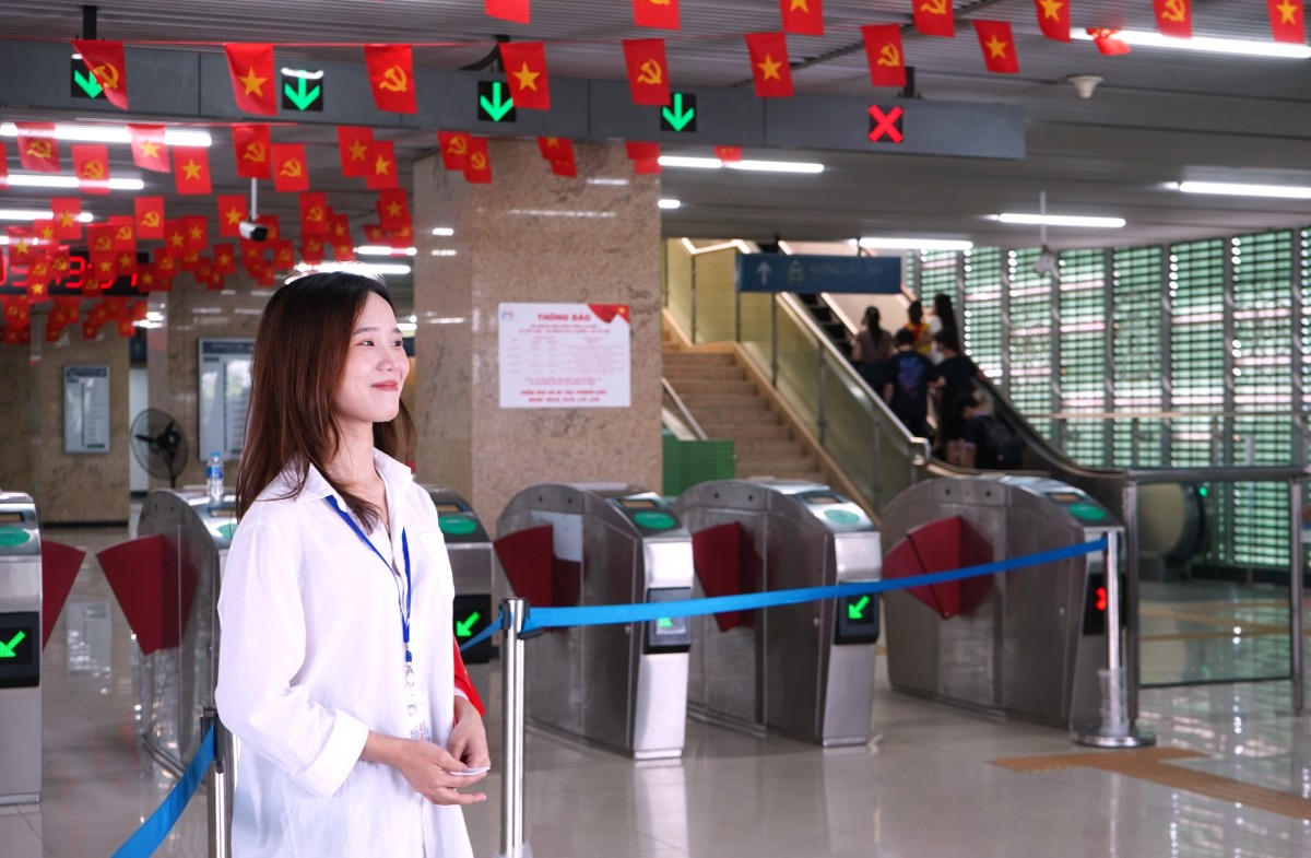 Sắc đỏ ngập tràn trên những chuyến tàu điện, xe buýt ngày Quốc khánh 2/9