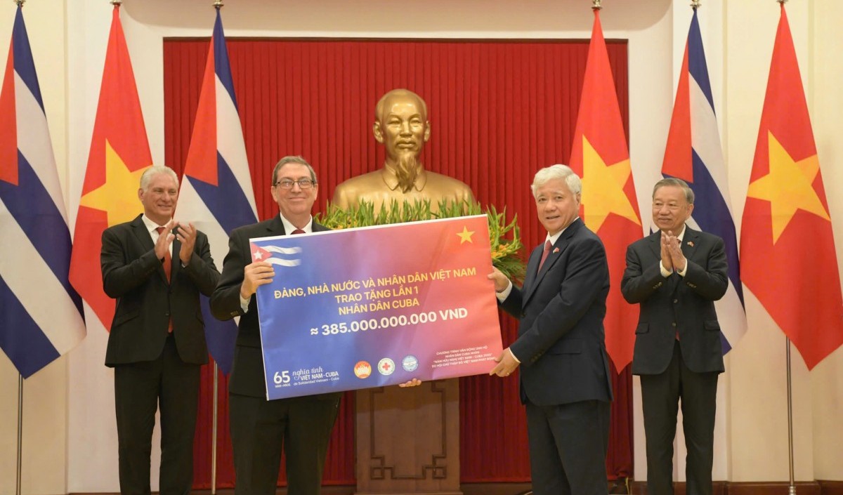 Việt Nam trao tặng 385 tỷ đồng tới nhân dân Cuba sau 20 ngày phát động