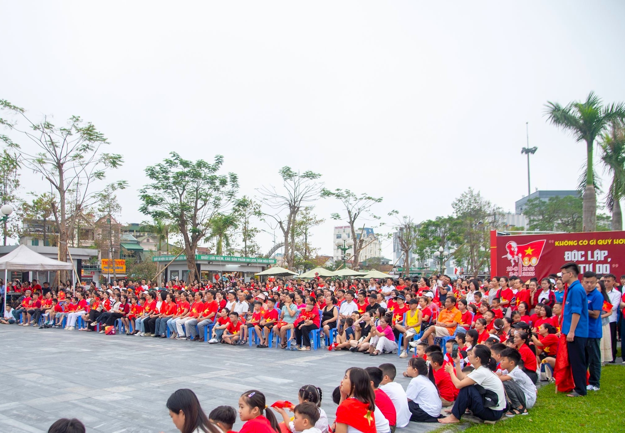 Người dân quê Bác xúc động hướng về lễ diễu binh ở Ba Đình