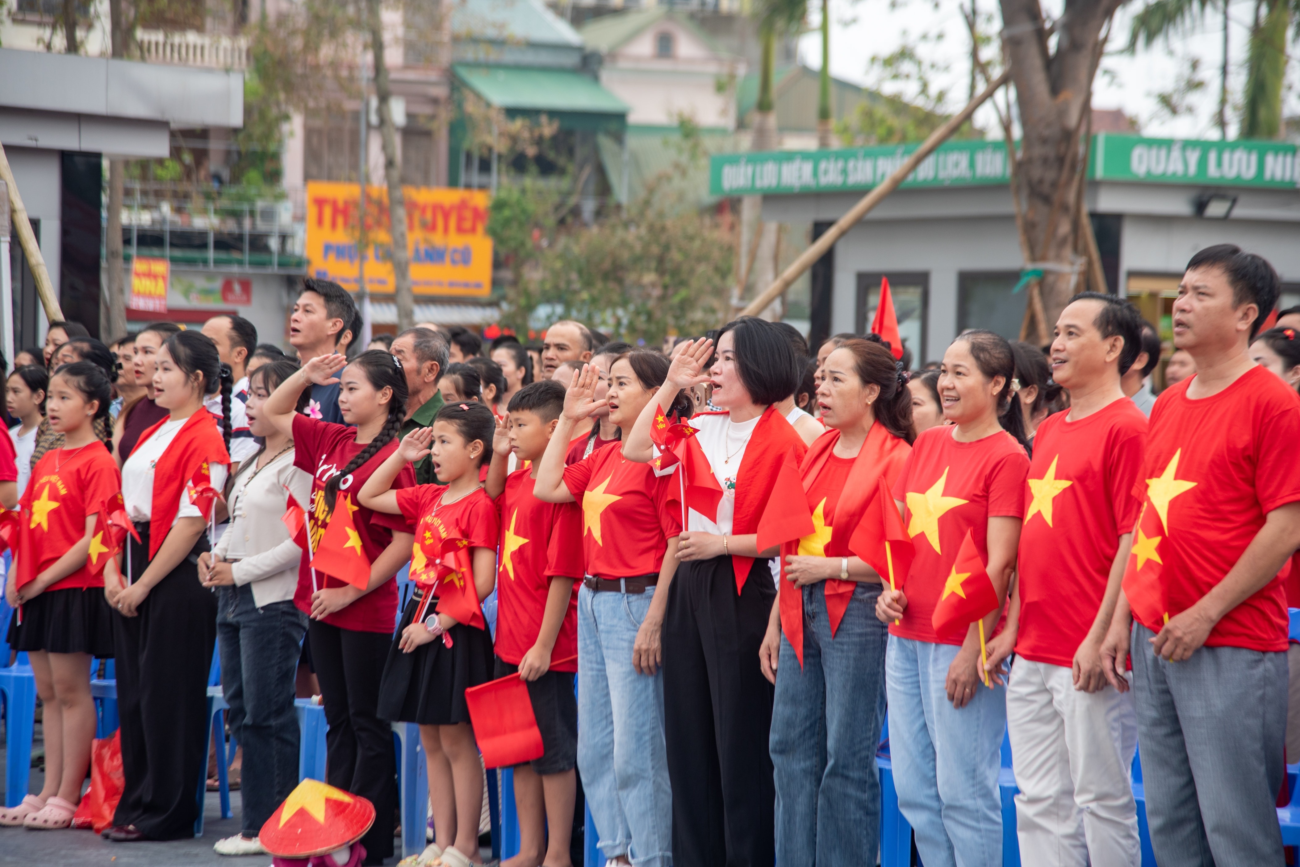 Người dân quê Bác xúc động hướng về lễ diễu binh ở Ba Đình