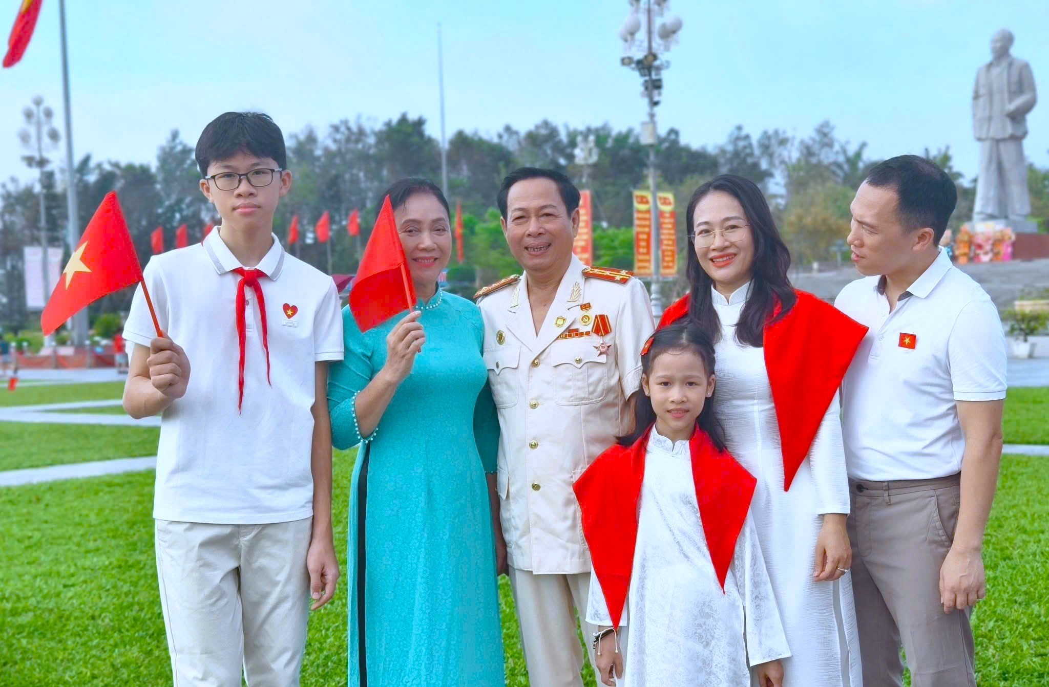 Người dân quê Bác xúc động hướng về lễ diễu binh ở Ba Đình