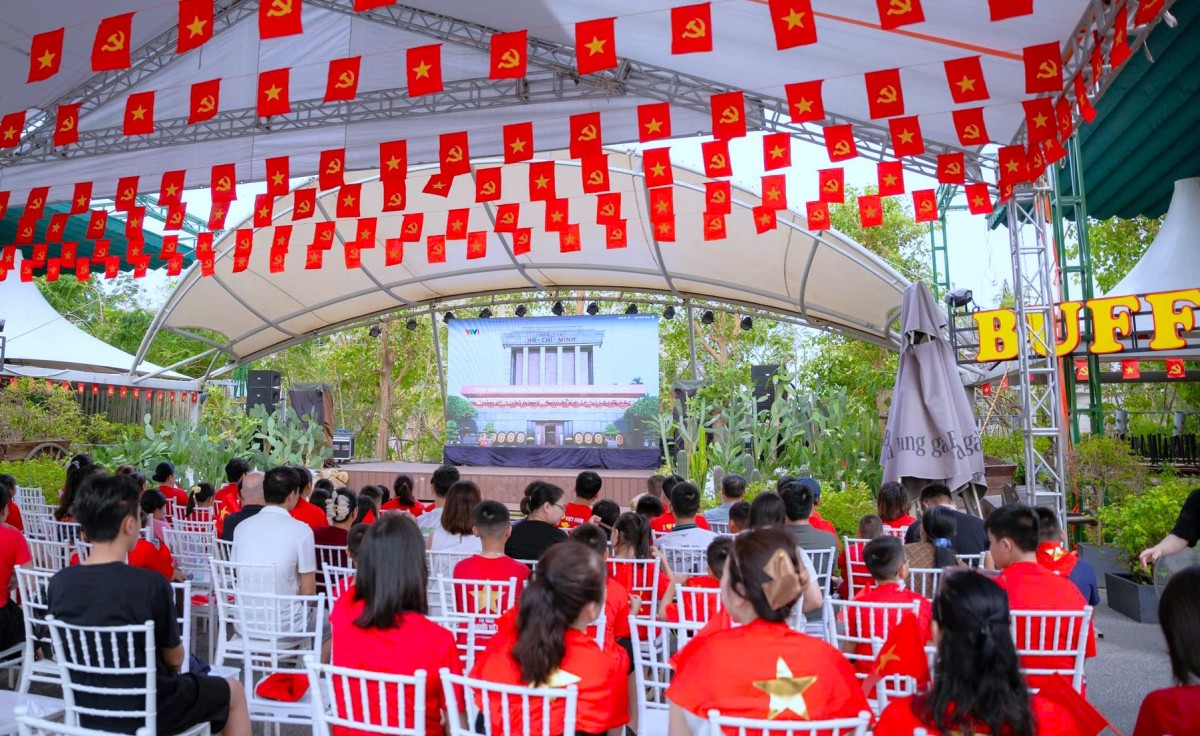 Người dân quê Bác xúc động hướng về lễ diễu binh ở Ba Đình