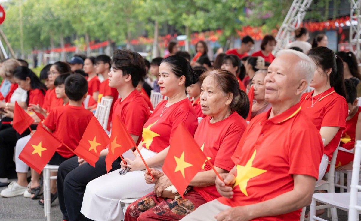 Người dân quê Bác xúc động hướng về lễ diễu binh ở Ba Đình