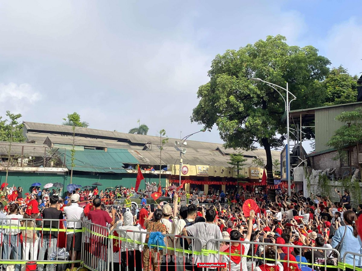 Người dân được chăm sóc chu đáo trong ngày hội lớn của non sông