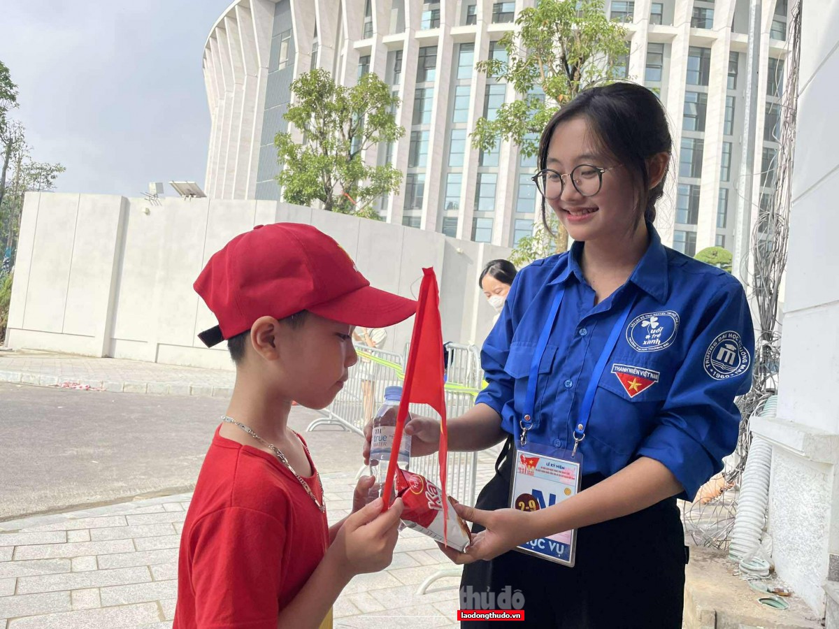 Người dân được chăm sóc chu đáo trong ngày hội lớn của non sông