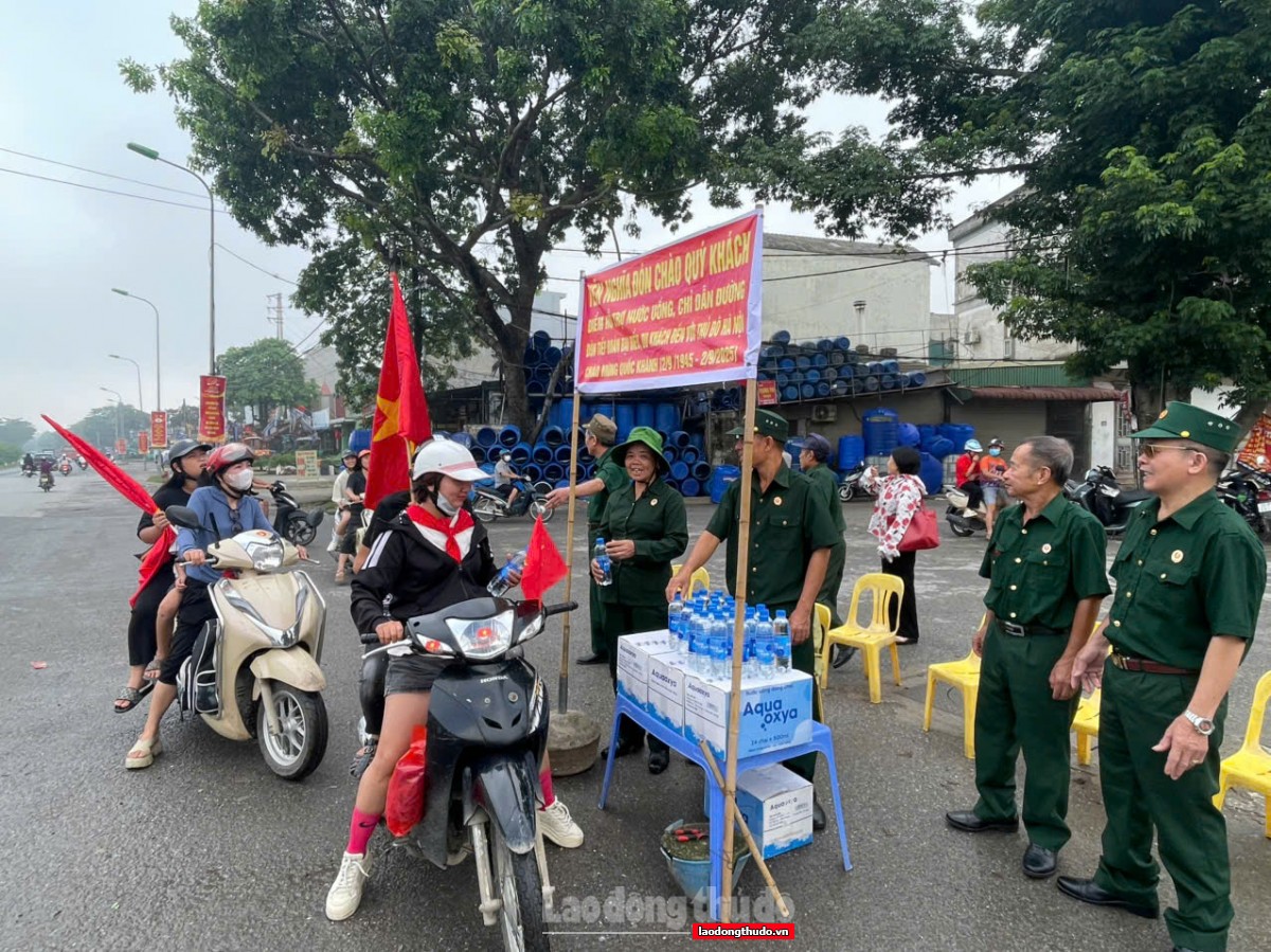 Người dân được chăm sóc chu đáo trong ngày hội lớn của non sông