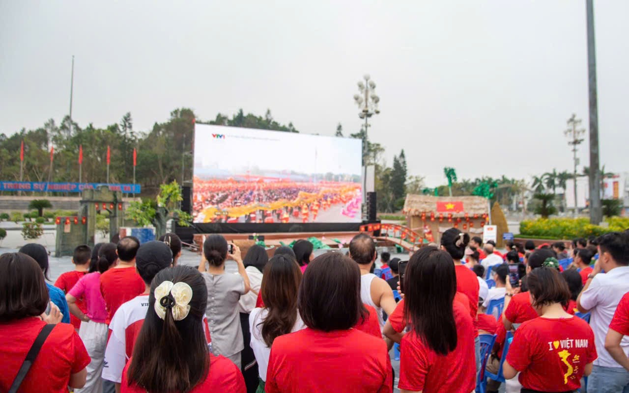 Người dân quê Bác xúc động hướng về lễ diễu binh ở Ba Đình