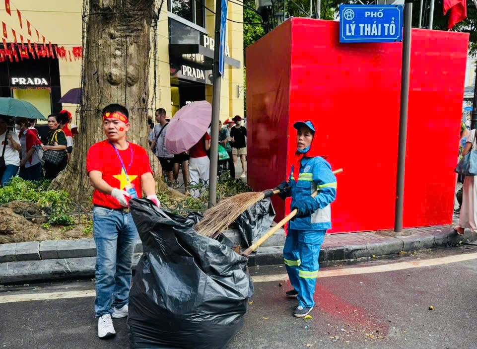 Những người thầm lặng giữ cho Thủ đô Hà Nội xanh - sạch - đẹp