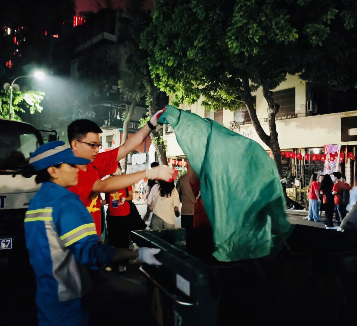 Những người thầm lặng giữ cho Thủ đô Hà Nội xanh - sạch - đẹp