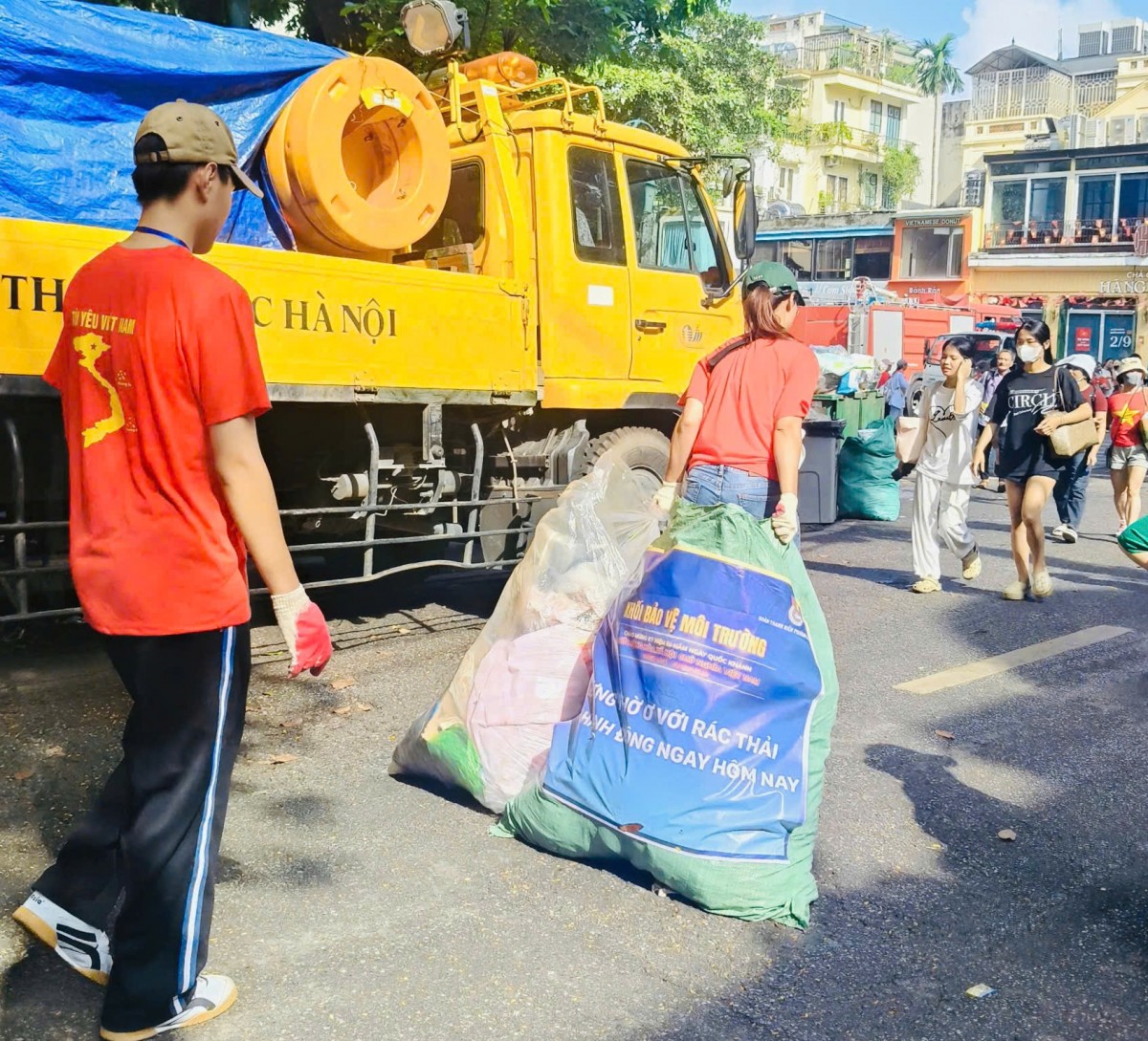 Những người thầm lặng giữ cho Thủ đô Hà Nội xanh - sạch - đẹp